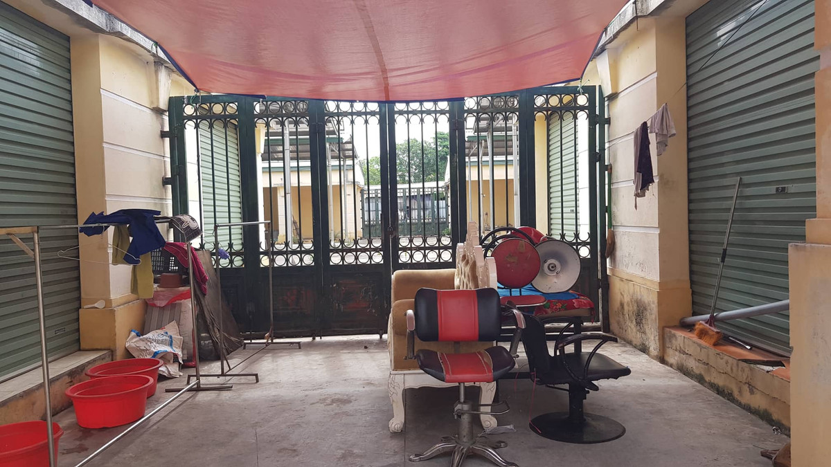 Các cổng chính dẫn vào chợ đều đóng cửa im ỉm.