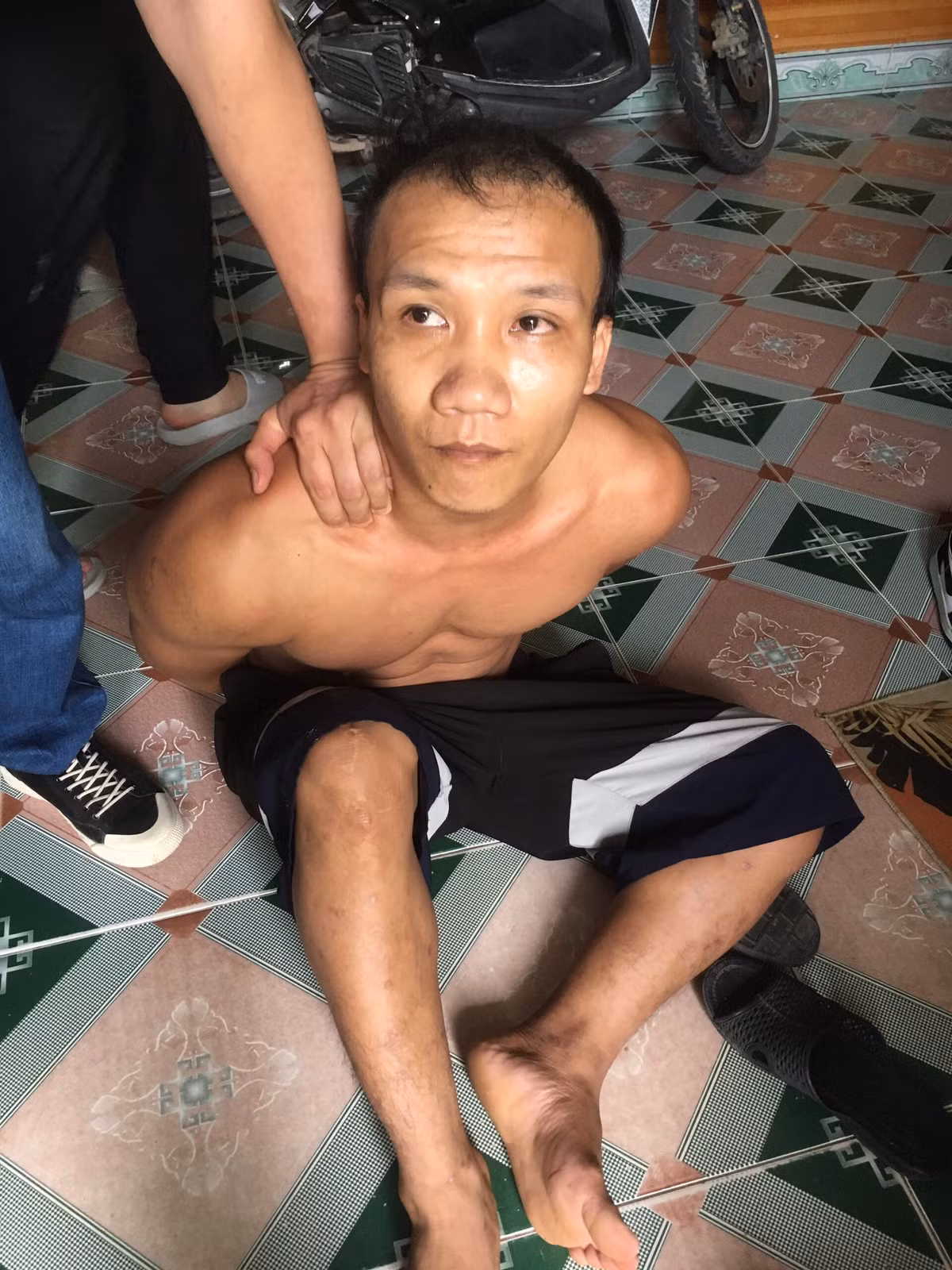 Hai Duong: Lat thu doan “trum” kho chua gan 100 moto nghi la tai san trom cap-Hinh-3