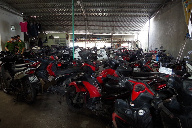 Hai Duong: Lat thu doan “trum” kho chua gan 100 moto nghi la tai san trom cap-Hinh-5