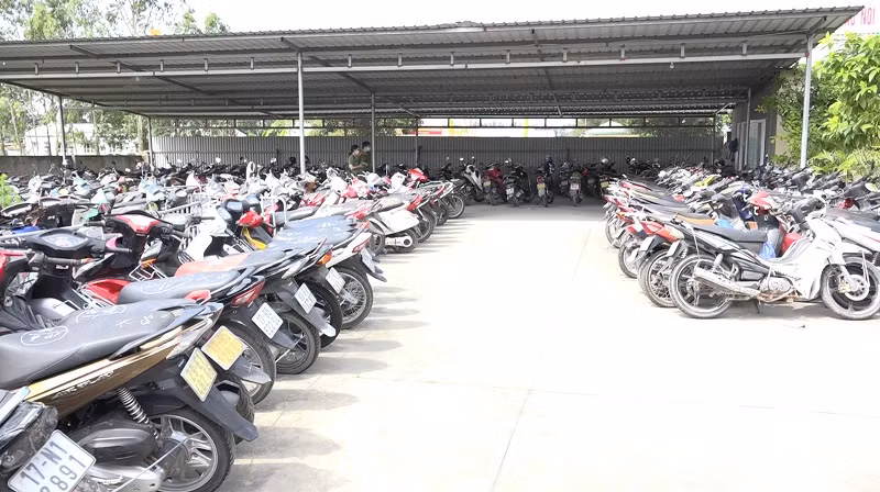 Hai Duong: Lat thu doan “trum” kho chua gan 100 moto nghi la tai san trom cap-Hinh-6