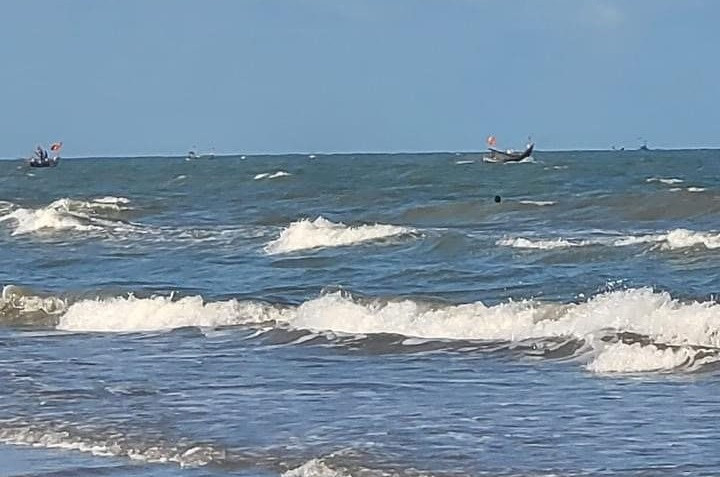 3 học sinh rủ nhau tắm biển, 1 em tử vong, 1 em mất tích. Ngày 25/6, UBND thị xã Nghi Sơn (Thanh Hoá) cho biết, chiều 24/6, 3 học sinh nam ở khu phố Hồng Kỳ, phường Hải Ninh, thị xã Nghi Sơn rủ nhau ra bãi biển để chơi. Sau đó 2 trong số 3 học sinh xuống biển tắm thì bị nước cuốn trôi xa mất tích. Người dân đến ứng cứu đã đưa được 1 học sinh lên bờ nhưng đã tử vong. Danh tính 2 học sinh tử vong và mất tích là Phùng Sỹ Nguyên (SN 2007) và Nguyễn Thế Mạnh (2009). Hiện lực lượng chức năng đang tìm kiếm nạn nhân còn lại.