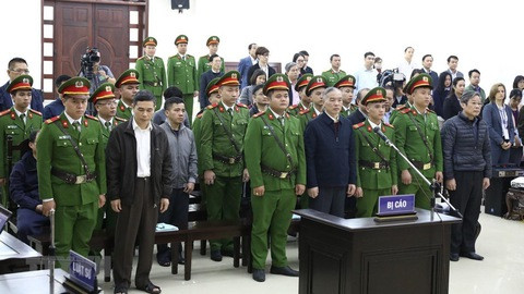  Đại án MobiFone mua AVG gây chú ý khi số tiền hối lộ ước lên tới 6,2 triệu USD "lót tay", vụ án này còn có tới 2 cựu Bộ trưởng Thông tin và Truyền thông lĩnh án. Ông Nguyễn Bắc Son bị TAND cấp cao tại Hà Nội tuyên chung thân về tội "Vi phạm quản lý đầu tư công gây hậu quả nghiêm trọng" và tội "Nhận hối lộ"; Ông Trương Minh Tuấn - cựu Bộ trưởng Bộ Thông tin và Truyền thông bị tuyên tổng 14 năm tù cho hai tội danh. Số tiền 8.900 tỷ đồng đã được cựu Chủ tịch AVG giao nộp toàn bộ và khắc phục cả số tiền lãi phát sinh.