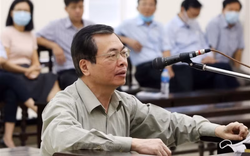  Vụ án sai phạm về đất đai xảy ra tại Tổng Công ty cổ phần Bia - Rượu - Nước giải khát Sài Gòn (Sabeco) gây thiệt hại cho Nhà nước hơn 2.700 tỷ đồng. Tại phiên phúc thẩm tháng 1/2021, Tòa án Nhân dân Cấp cao tại Hà Nội đã tuyên án 10 bị cáo. Ông Vũ Huy Hoàng –nguyên Bộ trưởng Bộ Công Thương bị tuyên 11 năm tù; Nguyễn Hữu Tín - nguyên phó chủ tịch TP HCM 6 năm 6 tháng tù.