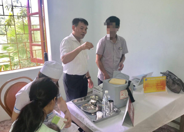  Giám đốc CDC Hà Giang cùng thuộc cấp nhận hơn 1 tỷ đồng. Mới đây, Cơ quan CSĐT - Công an tỉnh Hà Giang đã khởi tố, bắt tạm giam Nguyễn Trần Tuấn - Giám đốc CDC Hà Giang cùng 2 thuộc cấp về hành vi nhận hối lộ. Các bị can không thực hiện đúng các quy định về đấu thầu mua sắm tài sản, gây thiệt hại cho ngân sách và trong quá trình thực hiện các hợp đồng mua kít xét nghiệm của Việt Á, các bị can đã nhiều lần nhận phần trăm ngoài hợp đồng với số tiền trên 1 tỷ đồng.