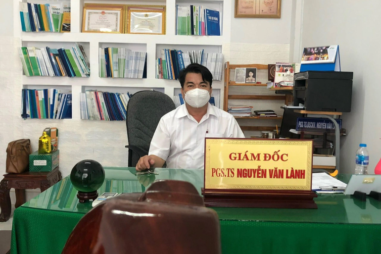  Cựu Giám đốc CDC tỉnh Hậu Giang trả lại quà Việt Á. Ngày 11/5, Cơ quan CSĐT Công an tỉnh Hậu Giang khởi tố bị can, bắt tạm giam ông Nguyễn Văn Lành - cựu giám đốc CDC Hậu Giang cùng 2 thuộc cấp vì hành vi “vi phạm quy định về đấu thầu gây hậu quả nghiêm trọng” do vi phạm đối với các gói thầu mua sắm kit xét nghiệm Covid-19 liên quan Việt Á. Trước khi bị bắt, ông Lành tiết lộ đã từng giao nộp “giỏ quà” bên trong có 450 triệu đồng cho cơ quan chức năng.