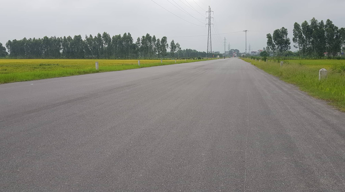 Mặt đường đã được trải bê tông nhựa.