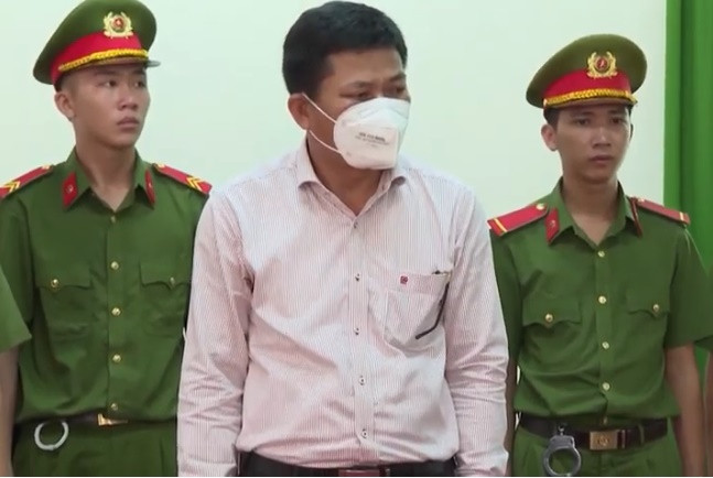 Cựu Giám đốc CDC Bình Phước từng “trả quà” Việt Á bị bắt Cuu Giam doc CDC Binh Phuoc tung “tra qua” Viet A bi bat
