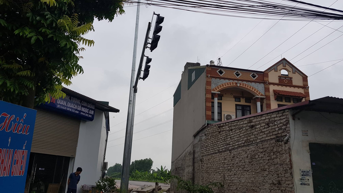 Đèn tín hiệu giao thông tại khu vực nút giao đã được lắp dựng.