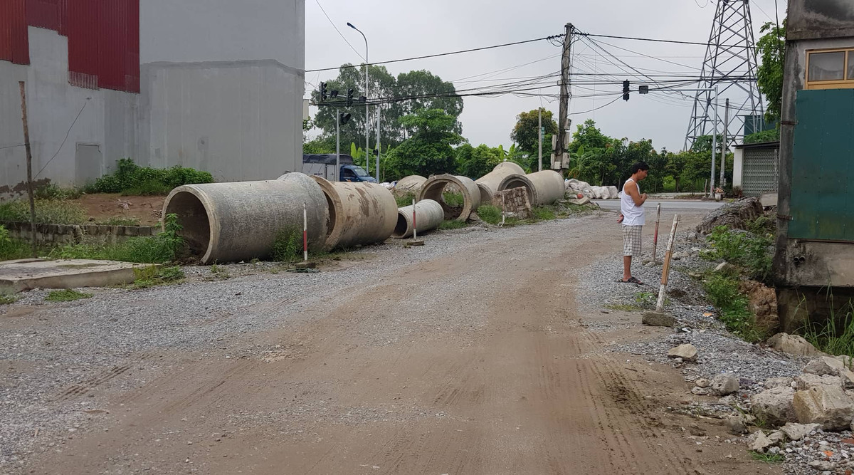 Tuy nhiên, do vướng mắc trong giải phóng mặt bằng, tháng 8/2021, chủ đầu tư mới có thể khởi công xây dựng dự án. Quá trình thi công, dự án nhiều lần phải tạm dừng thi công và hiện vẫn còn còn 1 hộ dân tại khu vực nút giao QL38 thuộc thôn Đông Giao, xã Lương Điền có công trình nhà ở nằm chắn giữa lối chưa di chuyển, tháo dỡ nhà.