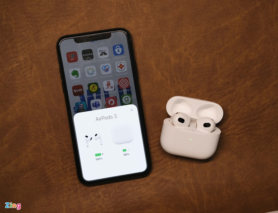 Nhà sản xuất cho biết AirPods 3 có thể dùng để nghe nhạc liên tục trong 6 tiếng sau khi được sạc đầy, tổng cộng 30 tiếng nếu kết hợp với hộp sạc.