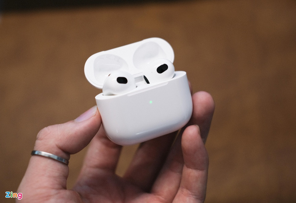 Trên AirPods 3, Táo khuyết trang bị nhiều cảm biến và micro để phục vụ tính năng Adaptive EQ và tự dừng nhạc khi tháo khỏi tai.