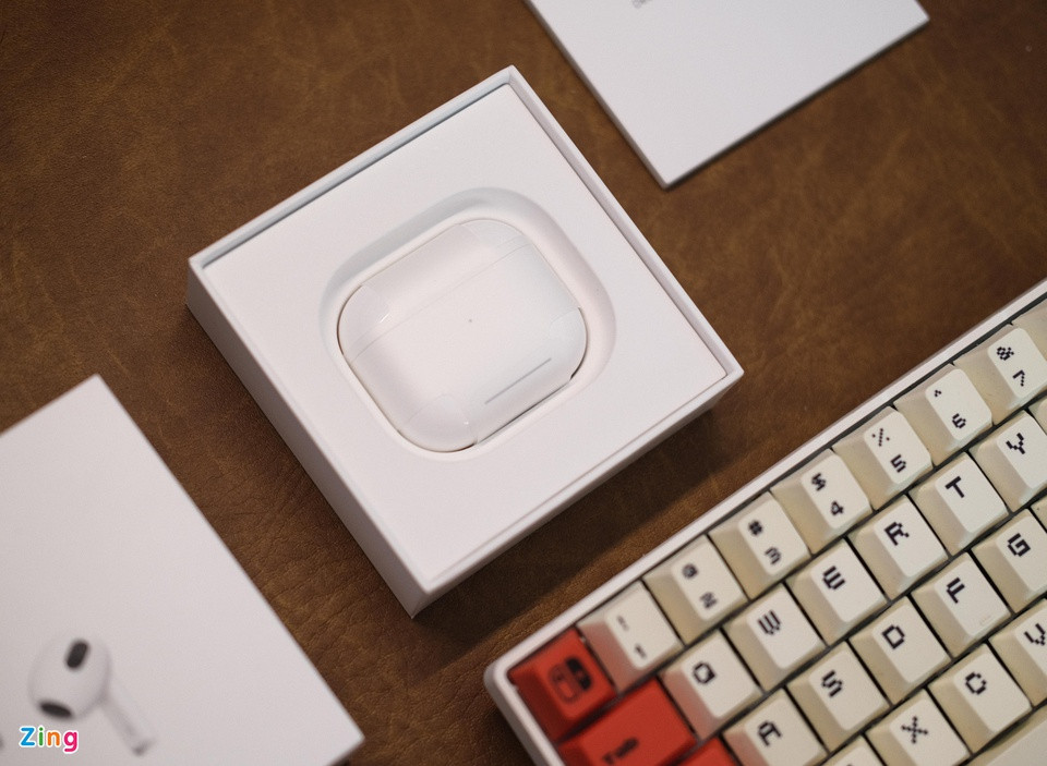 Hộp đựng của AirPods 3 có kích thước nhỏ hơn AirPods Pro và lớn hơn AirPods 2.
