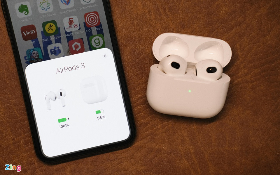 Người dùng iPhone có thể kết nối với AirPods 3 nhanh chóng thông qua pop-up trên màn hình. Tuy nhiên, thiết bị yêu cầu iPhone chạy iOS 15 để sử dụng tính năng này.