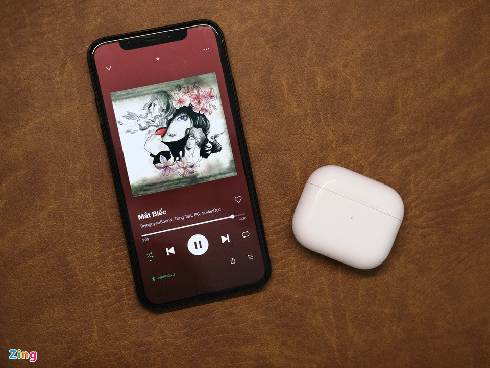 Theo đánh giá của người viết, AirPods 3 có chất âm tương tự AirPods Pro. Sản phẩm có các dải âm cân bằng. Trong đó, phần bass từ AirPods 3 vẫn có cảm giác đầm chắc như những mẫu AirPods trước đó. Ngoài ra, Apple trang bị thêm một micro thu âm bên trong và dùng thuật toán để nhận biết thể loại nhạc người dùng đang nghe để đưa ra mức EQ phù hợp.