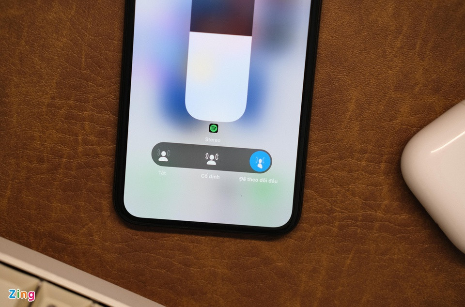 Tính năng nổi bật mà Apple trang bị cho AirPods 3 là hỗ trợ giả lập âm thanh 360 độ (Spatial Audio). Tính năng này không có mặt trên thế hệ AirPods và AirPods 2.