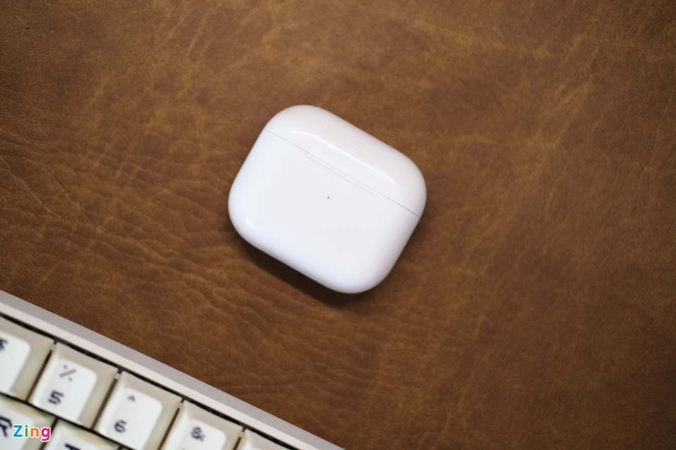 Giá bán chính thức của AirPods 3 là 179 USD. Một số đại lý chính hãng báo giá dự kiến 5-5,6 triệu đồng cho sản phẩm này và có hàng vào cuối tháng 11. Trong khi đó, AirPods 3 xách tay từ các thị trường khác đang được rao bán tại Việt Nam với giá 6-6,5 triệu đồng. Ở phân khúc khoảng 5 triệu đồng, AirPods 3 sẽ phải cạnh tranh với model WF-1000M4. Mẫu tai nghe mới của Sony có âm thanh đạt chuẩn Hi-res và hiệu năng chống ồn tốt hơn. Ngoài ra, mẫu Sennheiser Momentum True Wireless 2 với thiết kế cao cấp, được trang bị các tính năng chống ồn, xuyên âm là một lựa chọn khác ở mức giá này.