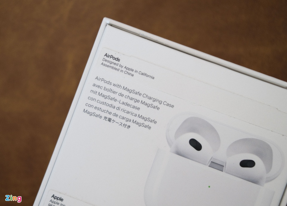 Apple chú thích rõ ở mặt sau của rằng hộp đựng của AirPods 3 tương thích với sạc không dây Magsafe.