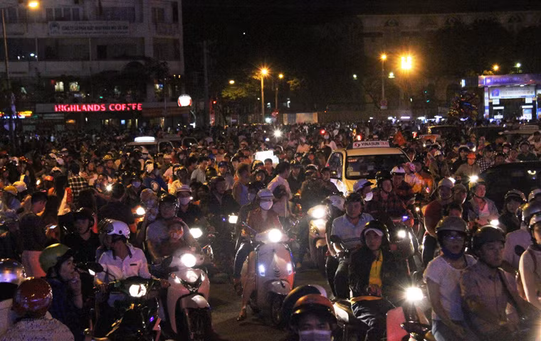 Nhiều tuyến đường xung quanh đã thật sự quá tải, xe nhích từng chút để tìm lối thoát.