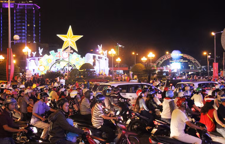 Tại khu vực vòng xoay trước chợ Bến Thành (quận 1), hàng chục nghìn phương tiện kẹt cứng vì lượng người đổ về tham quan đường hoa trên đường Hàm Nghi (đối diện chợ Bến Thành) quá nhiều...