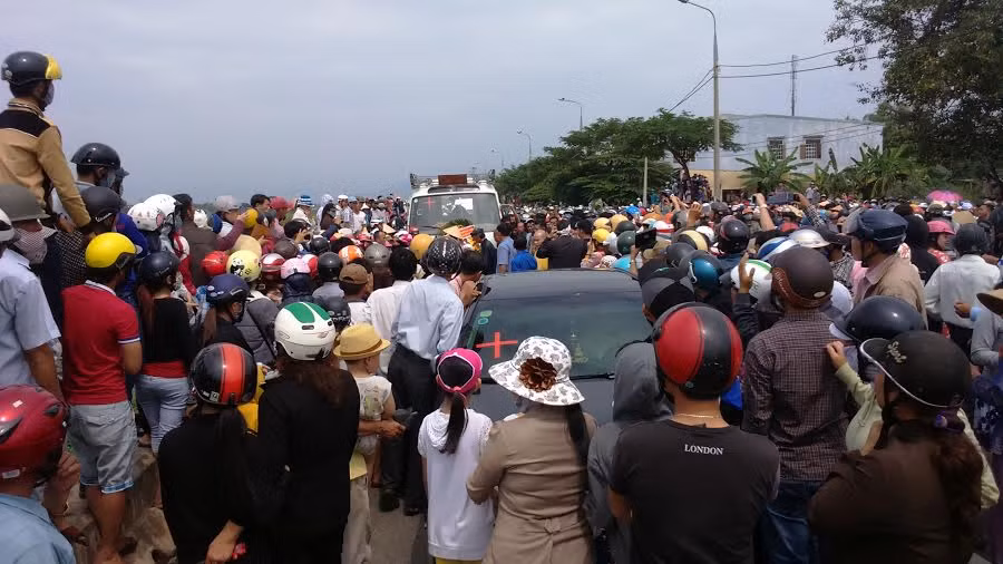 12h trưa, đoàn xe đưa tang ông Nguyễn Bá Thanh dừng nghỉ ngơi trên đường tỉnh lộ 605, xã Hòa Châu, huyện Hòa Vang, Đà Nẵng - cách nơi an táng 2km.