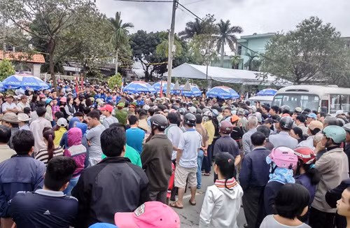 Hang nghin nguoi tien biet ong Nguyen Ba Thanh ve dat me-Hinh-7