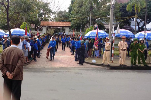 Hang nghin nguoi tien biet ong Nguyen Ba Thanh ve dat me-Hinh-4