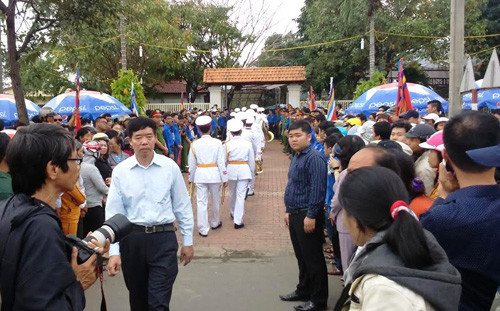 Hang nghin nguoi tien biet ong Nguyen Ba Thanh ve dat me-Hinh-5