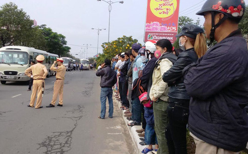 Hang nghin nguoi tien biet ong Nguyen Ba Thanh ve dat me-Hinh-2