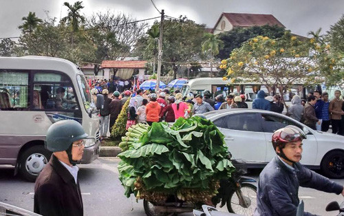 Hang nghin nguoi tien biet ong Nguyen Ba Thanh ve dat me