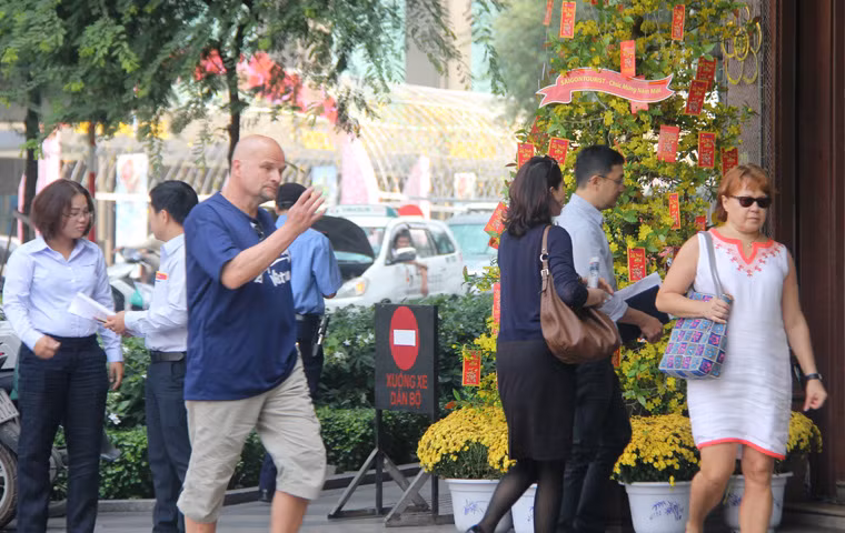 "Tôi đã nghe nhiều về văn hóa Tết cổ truyền của người Việt Nam nhưng chưa bao giờ được chứng kiến. May mắn khi đây là lần đầu tiên tôi và vợ đến TP HCM đúng vào dịp đất nước các bạn háo hức đón mừng năm mới và chúng tôi vô cùng ấn tượng khi nhìn thấy tận mắt không khí tuyệt vời này...", một du khách đến từ nước Anh chia sẻ.