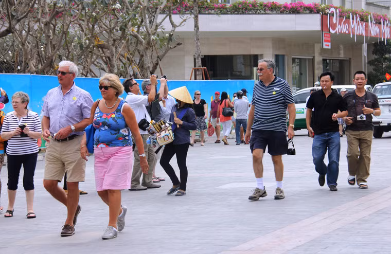 Đây là thời điểm chuẩn bị đón Tết Nguyên đán Ất Mùi, khắp các phố phường trang hoàng lộng lẫy... khiến du khách vô cùng thích thú.