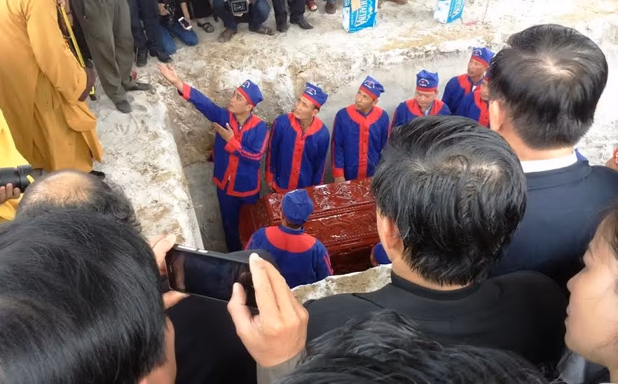 Lúc 12h45, quan tài ông Nguyễn Bá Thanh được hạ huyệt.