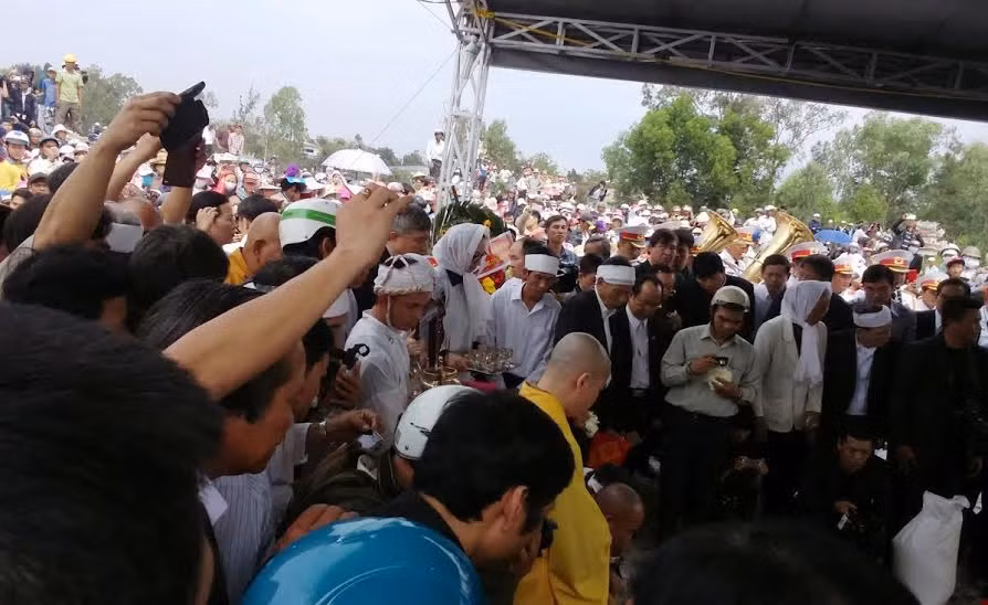 12h45, linh cữu ông Nguyễn Bá Thanh được an táng. Dòng người ai cũng cố đưa nắm đất, cành hoa... xuống huyệt mộ để vĩnh biệt ông.