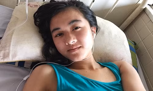 Nu sinh lop 10 bi cua chan lac quan, doi dien su that