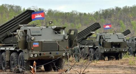 Theo đánh giá của một số chuyên gia nghiên cứu, vũ khí của Trung Quốc hiện đang đóng giữ vai trò quan trọng trong biên chế trang bị quân sự Campuchia, bởi lâu nay phương Tây không cung cấp vũ khí cho Campuchia, do những vấn đề liên quan đến chính trị.