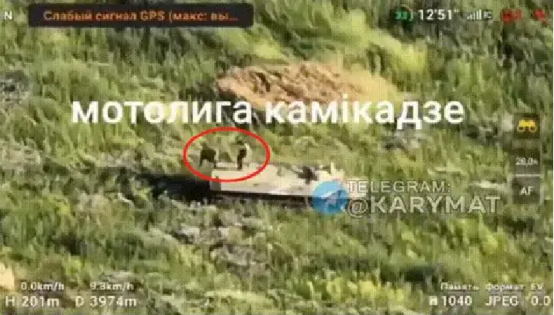 Máy bay không người lái cảm tử trên chiến trường không còn là vũ khí bí mật, nhưng đoạn video chiến trường mới được tiết lộ gần đây đã cho thấy chiến thuật mới của Quân đội Nga - xe không người lái cảm tử. Ảnh: Telegram.