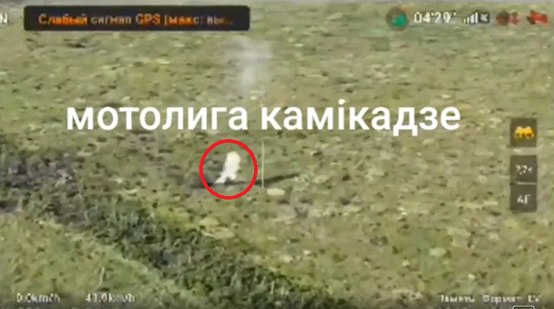 Một chiếc xe không người lái nhỏ có thể mang theo hàng chục kg thuốc nổ, đủ để gây ra thương vong lớn khi quân Ukraine chưa kịp xây dựng công trình phòng thủ vững chắc. Ngay cả các binh sĩ Ukraine ẩn náu trong các boong-ke bê tông cũng có thể bị bất ngờ trước các vụ nổ xảy ra. Ảnh: Telegram.