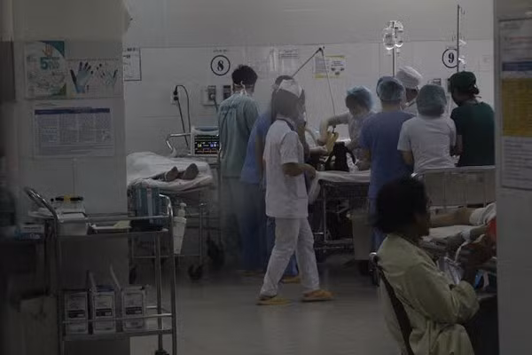 Các bác sĩ đang nỗ lực cứu chữa nạn nhân.