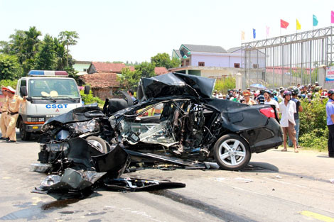 Cú tông mạnh làm phần đầu và thân xe ô tô con nát bét. Sau khi va chạm, xe khách chưa dừng lại mà tiếp tục đẩy ô tô con đi thêm một đoạn hơn 100m mới dừng lại. Ảnh: Công an Nhân dân.