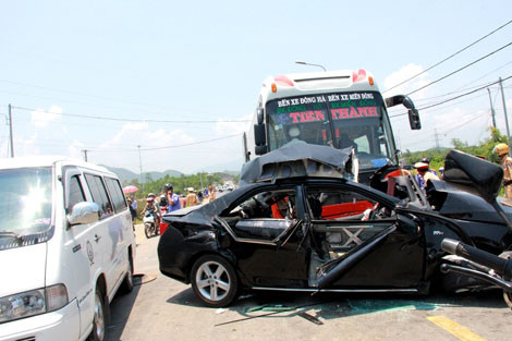 Khoảng 10h30 phút sáng nay, 29/4, tại đường tránh Nam Hải Vân, đoạn qua xã Hòa Sơn (huyện Hòa Vang, Đà Nẵng) xảy ra vụ tai nạn giao thông thảm khốc làm bốn người chết và ba người bị thương nặng (theo thông tin mới nhất thì một trong ba người đã tử vong). Ảnh: Công an Nhân dân.