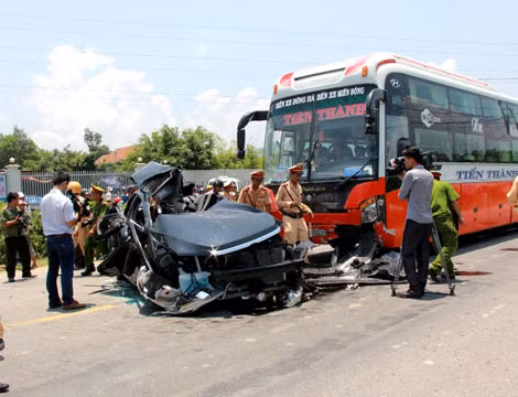 Xe khách biển kiểm soát 74B – 00237 khi đến ngã tư đường tránh – đường Bà Nà suối Mơ, đã đâm vào xe ô tô con hiệu Camry biển kiểm soát 43A – 12315. Ảnh: Công an Nhân dân.