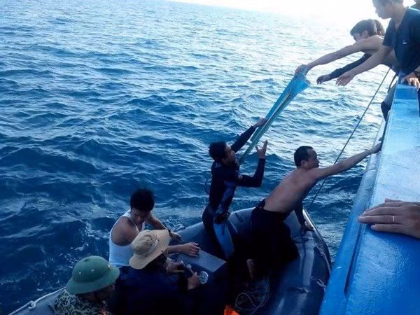 Chuyển mảnh xác máy bay Su-22 lên tàu cứu hộ.