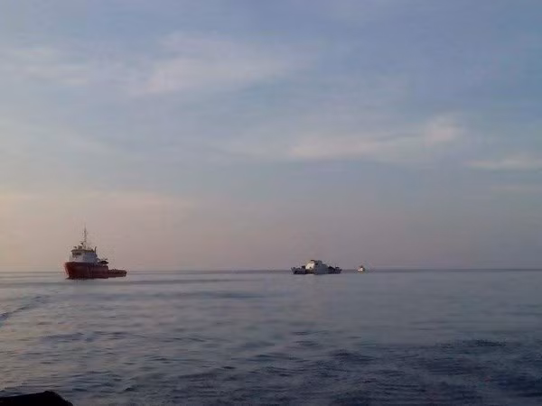 Các tàu tìm kiếm của cảnh sát biển, hải quân vẫn đang tiếp tục các nỗ lực tìm kiếm xác máy bay và thi thể Đại úy phi công Nguyễn Anh Tú.