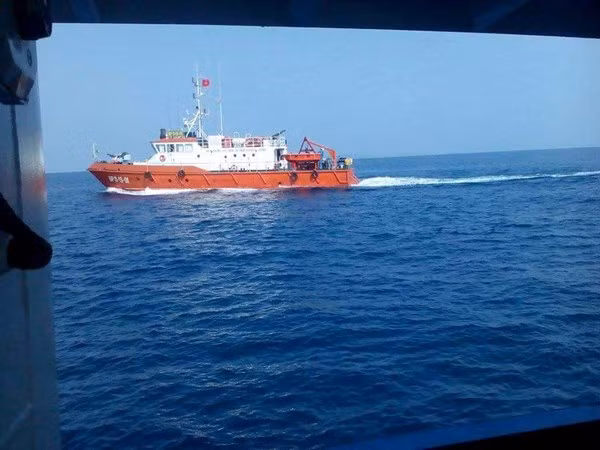 Tàu của lực lượng tìm kiếm quần thảo tại khu vực máy bay Su-22 gặp nạn.