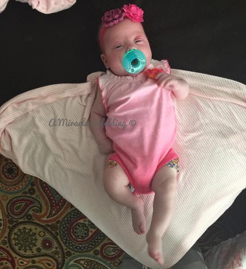 Và bé Evie nặng nhất, 4,7kg. 