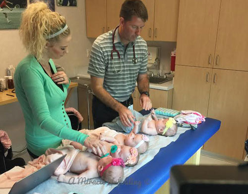 Đây là ca sinh tư nổi tiếng thế giới, các bé ra đời ở tuần thai 29 bằng phương pháp đẻ mổ vào cuối tháng 12 năm ngoái. Cân nặn khi ra đời chỉ khoảng 0,9 kg nhưng hiện tại, sau 4 tháng được chăm sóc chu đáo, các bé đã nặng khoảng 4-5 kg. Ảnh: Các bé được bác sĩ khám sức khỏe cẩn thận. 