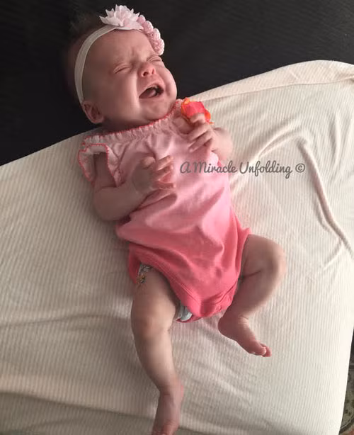 Hồi cuối tháng 9, cặp đôi này đã trở nên nổi tiếng toàn thế giới khi chia sẻ khoảnh khắc tại phòng khám khi được bác sĩ thông báo mang bầu 4 thai. Khuôn mặt của họ cho thấy họ dường như quá sốc và không tin mình sẽ có 4 con. Ảnh: Bé Indie nặng 3,8 kg. 