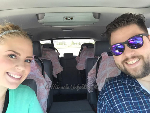 Theo chia sẻ của mẹ Ashley Gardner, cả 4 bé Evie, Esme, Scarlett và Ezzy đều có sức khỏe tốt, phát triển đúng chuẩn. Ảnh: Vợ chồng Ashley đưa 4 bé gái sinh tư đi tiêm chủng.