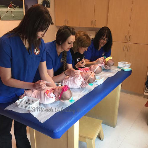 Trong ảnh, 4 bé gái đang được các y tá cho uống thuốc phòng bệnh. Mẹ các bé từng trải qua 8 năm cố gắng thụ thai không thành do mắc bệnh lạc nội mạc tử cung. Cuối cùng, cặp vợ chồng đến từ Pleasant Grove, Utah đã quyết định thụ tinh trong ống nghiệm. Hạnh phúc vỡ òa khi bác sĩ thông báo họ đã đậu thai, thậm chí là 4 thai.