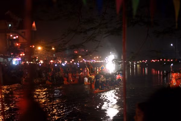 Dòng sông Pheo được khuấy động trong đêm tối bởi tiếng hô của những người chèo thuyền và tiếng cổ vũ của người dân.